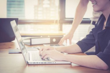 İş için kadın ile ofiste Closeup bilgisayar defteri.