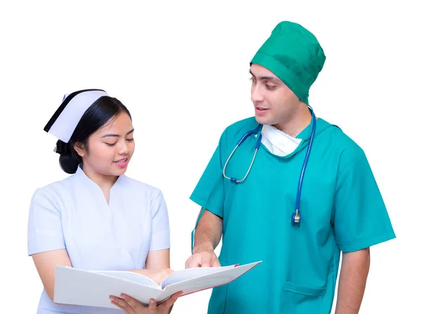 Medico asiatico infermiera e medico parlando lavorando insieme in team — Foto Stock