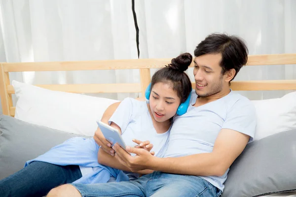 Bela ásia jovem casal ouvindo música com tablet no b — Fotografia de Stock