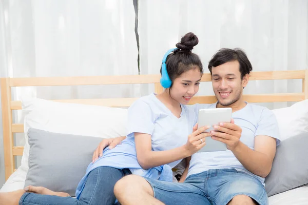 Bela ásia jovem casal ouvindo música com tablet no b — Fotografia de Stock