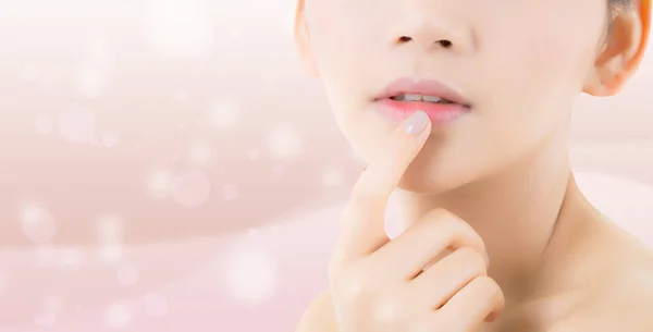 ความงามสาวเอเชียที่มีริมฝีปากสัมผัสที่สะอาดผิวสดใส โคเมะ — ภาพถ่ายสต็อก