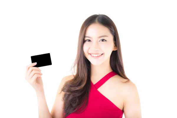 Asiática joven con vestido rojo sosteniendo una tarjeta de crédito pensando — Foto de Stock