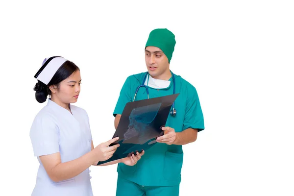 Asiatisk man läkare och kvinna sjuksköterska med diskutera om film x-ray r — Stockfoto