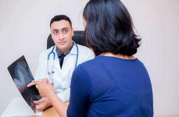 Ásia homem médico segurando x-ray discutir mulher paciente no clini — Fotografia de Stock