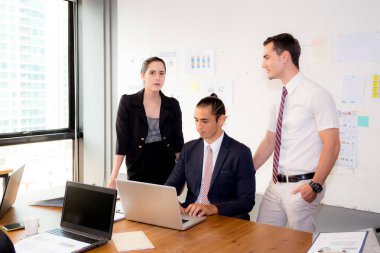 Amerikan insan iş ekibi bir meeti sırasında dizüstü bilgisayar kullanarak sahip