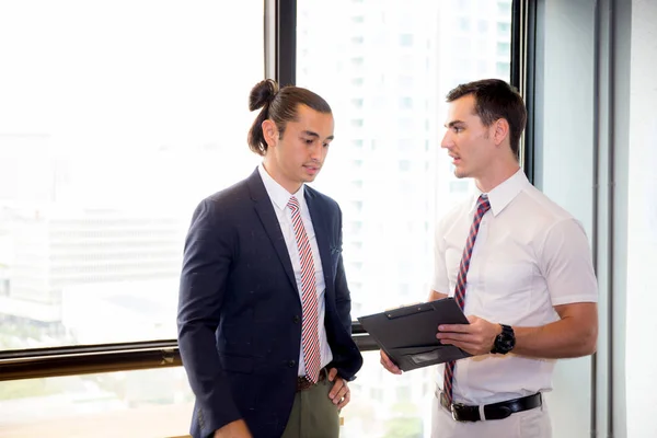 Asiático joven empresario dos personas sosteniendo portapapeles y discutir — Foto de Stock