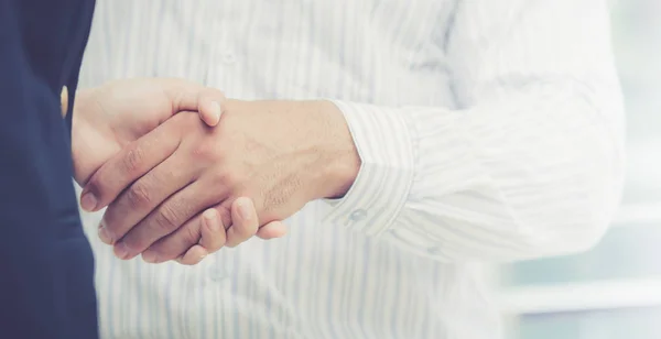 Handschlag von Geschäftsfrau und Geschäftsfrau nach erfolgreicher Busi — Stockfoto