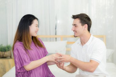 Asya yakışıklı koca vermek ile hamile kadın hakkında dikkat alır