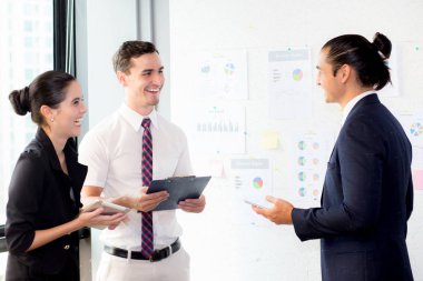 genç işadamı mevcut kar ve secr ile pano tutan