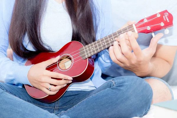 Joven pareja asiática jugando ukelele relajarse con felicidad y j — Foto de Stock