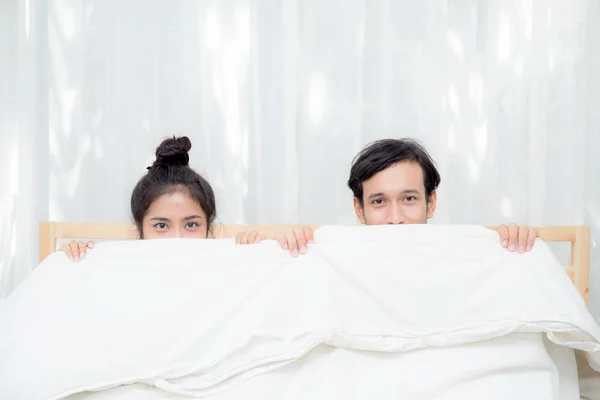 Asiático jovem lindo casal sentado em uma cama, feliz sorriso olhando — Fotografia de Stock