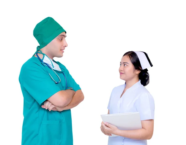 Medische Aziatische verpleegkundige en dokter praten samenwerken in team — Stockfoto