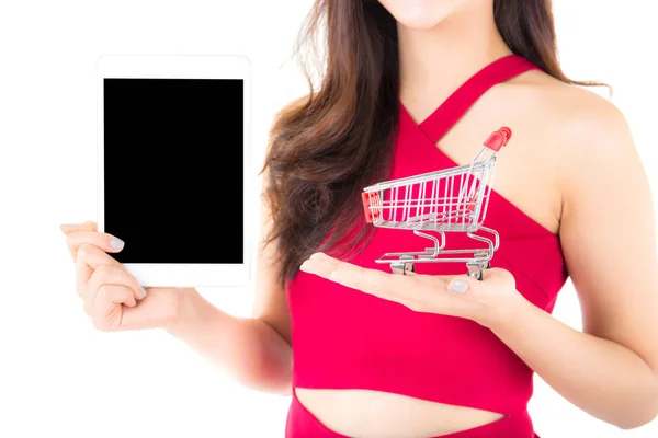 Warenkorb und Tablette in der Hand hält asiatische Frau isoliert auf — Stockfoto