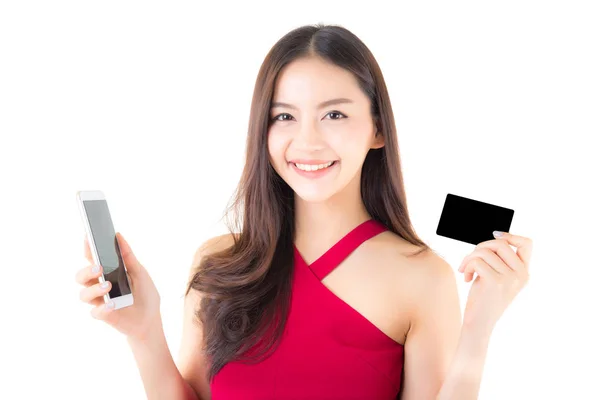 Alegre asiático joven mujer con teléfono y tarjeta de crédito en blanco b — Foto de Stock