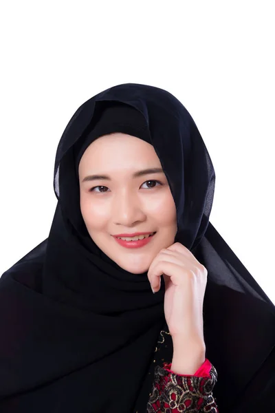 Retrato de hermosa musulmana mujer asiática aislada en respaldo blanco — Foto de Stock