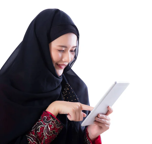 Islam kobieta z komputera typu Tablet na białym tle. — Zdjęcie stockowe