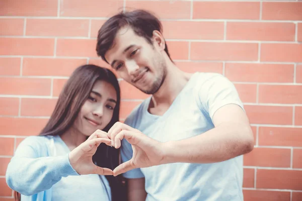 Nahaufnahme von jungen Mann und Frau asiatisch Herzform mit han — Stockfoto