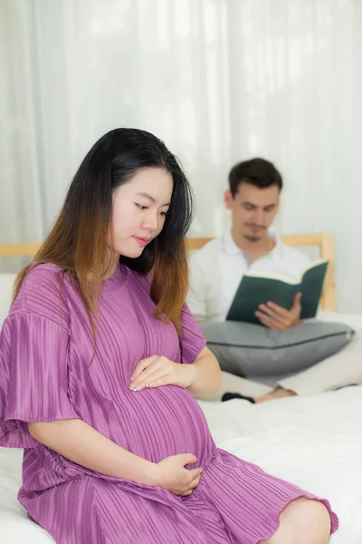 Asian pregnant people and expectation concept - happy pregnant w — Stock Photo, Image