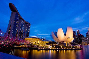 Singapur - 27 Ağustos 2017: Marina Bay Sands hotel in Singapore
