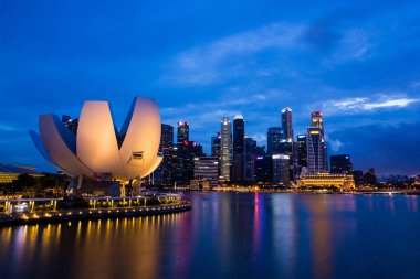Singapur - 27 Ağustos 2017: Marina Bay Sands hotel in Singapore