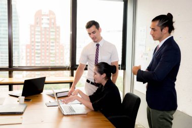 Toplantı sırasında dizüstü bilgisayar kullanan iş ekibi ve hediyeler.