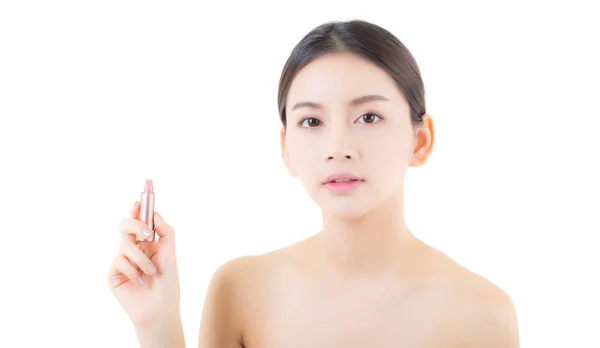 Maquillage des lèvres femme asiatique avec soin baume à lèvres. Beauté asiatique fille — Photo