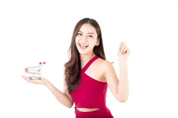미소 아시아 여자 에 빨간 드레스 들고 쇼핑 카트 와 소녀 — 스톡 사진