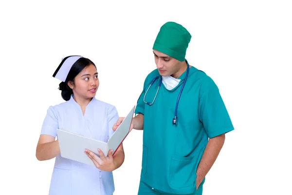 Médico asiático enfermeira e médico falando trabalhando juntos em equipe — Fotografia de Stock