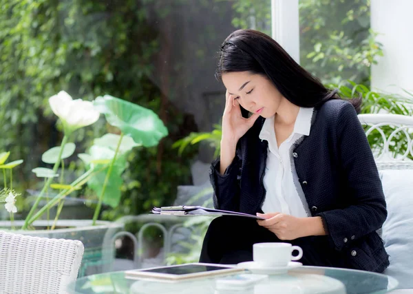 Азиатская деловая женщина держит папку в офисе . — стоковое фото