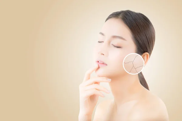 Cuidado de la piel y la salud y cosméticos concepto - hermosa asiática youn —  Fotos de Stock
