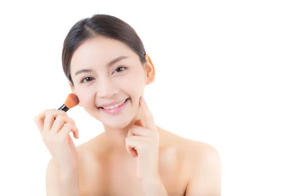 Beauté asiatique femme application maquillage avec brosse isolé sur blanc — Photo