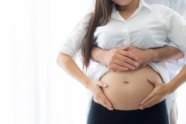 Gravid mor och far stående kramar Holding mage, Famil Exclusive — Stockfoto
