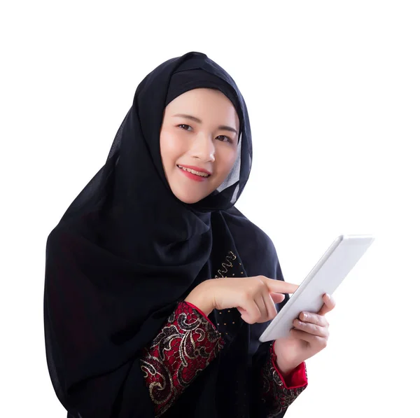 Islam vrouw met Tablet computer geïsoleerd op witte achtergrond. — Stockfoto