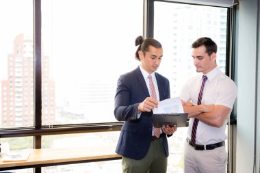 Asyalı genç işadamı iki kişi pano tutan ve tartışmak