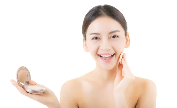 Asiático mulher beleza aplicando pó sopro na bochecha, cosméticos beau — Fotografia de Stock
