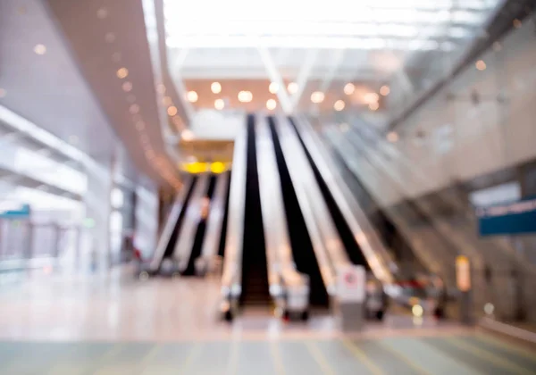 Oskärpa bakgrund av rulltrappa på flygplatsen för användning. — Stockfoto