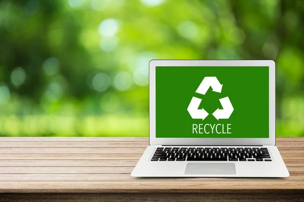Milieubehoud met recycle Green icon van labtop op na — Stockfoto