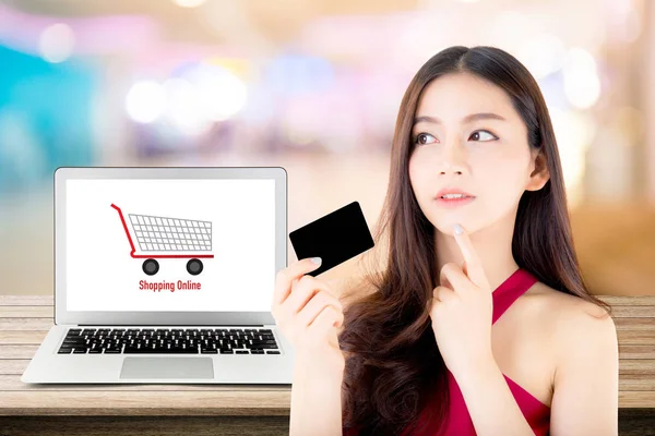 Schön frau asien mit kreditkarte einkaufen online mit labt — Stockfoto