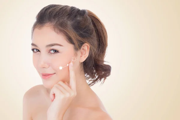 Hermosa chica con maquillaje, mujer y cuidado de la piel concepto cosmético — Foto de Stock