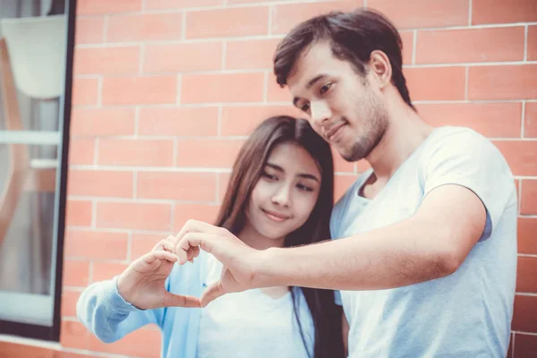 Closeup de jovem homem e mulher asiático fazendo forma de coração com han — Fotografia de Stock