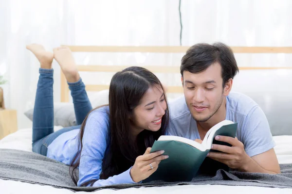 ハと朝寝室で一緒に本を読むカップル — ストック写真