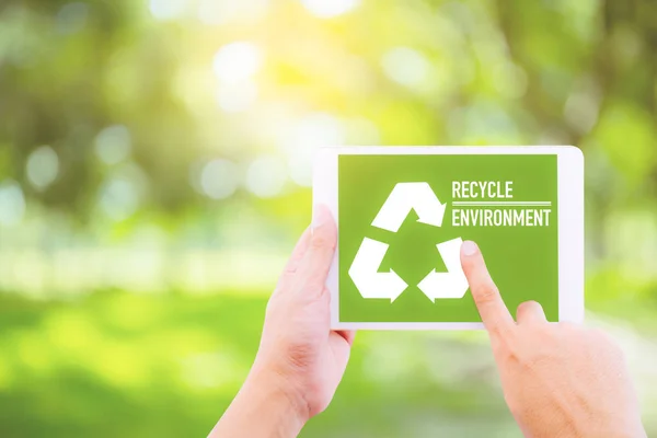 Ecologie vriendelijke Recycle teken symbool met Tablet Holding hand, e — Stockfoto