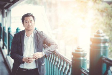 işadamı asya yakışıklı 30s açık el h ayakta takım elbise giymek