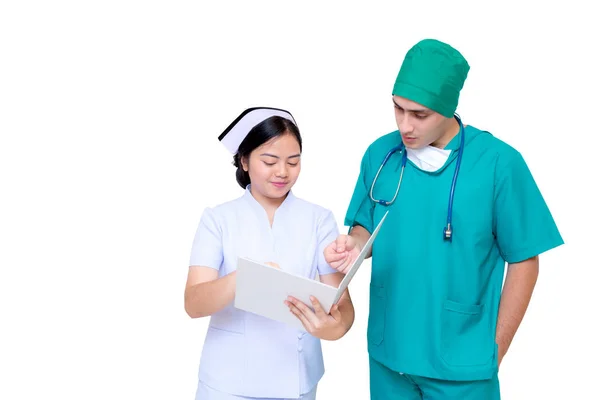 Medische Aziatische verpleegkundige en dokter praten samenwerken in team — Stockfoto