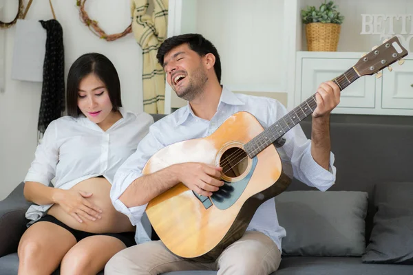 Kocası gitar ve yaşayan güzel hamile anne oynuyor 