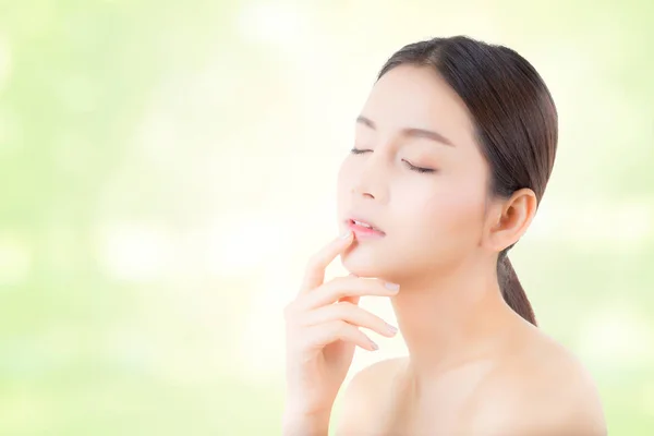 Portret van mooie Aziatische vrouw make-up van cosmetische-meisje hand — Stockfoto