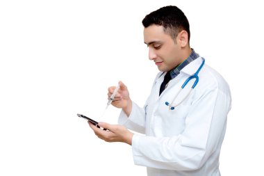 Doktor el şırınga ile akıllı telefon tutan; i üzerinde ekipman