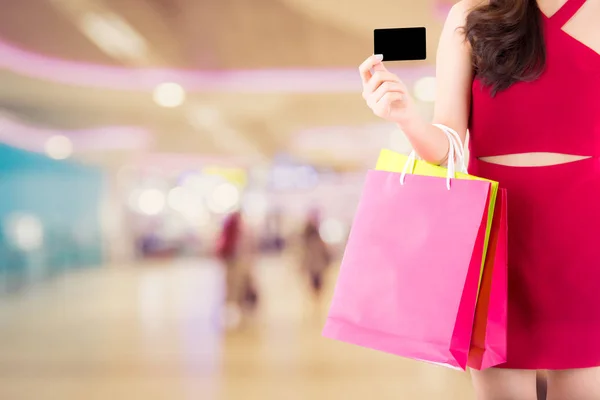 Retrato de mujer asiática usar vestido rojo sosteniendo bolsa de compras y — Foto de Stock