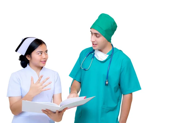 Ιατρικός Ασιάτης/ισσα νοσοκόμα και γιατρός μιλάει δουλεύοντας μαζί στην ομάδα — Φωτογραφία Αρχείου