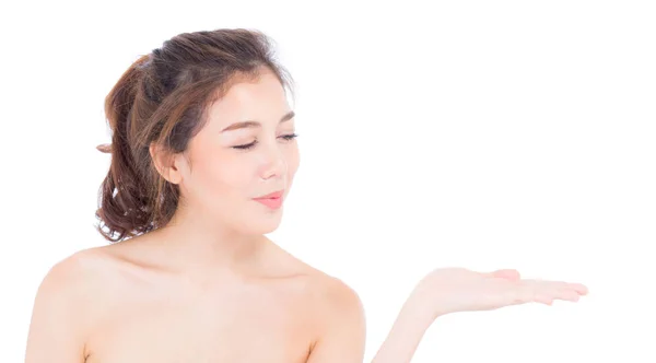 Азиатская красивая молодая женщина со здоровой чистой кожей — стоковое фото
